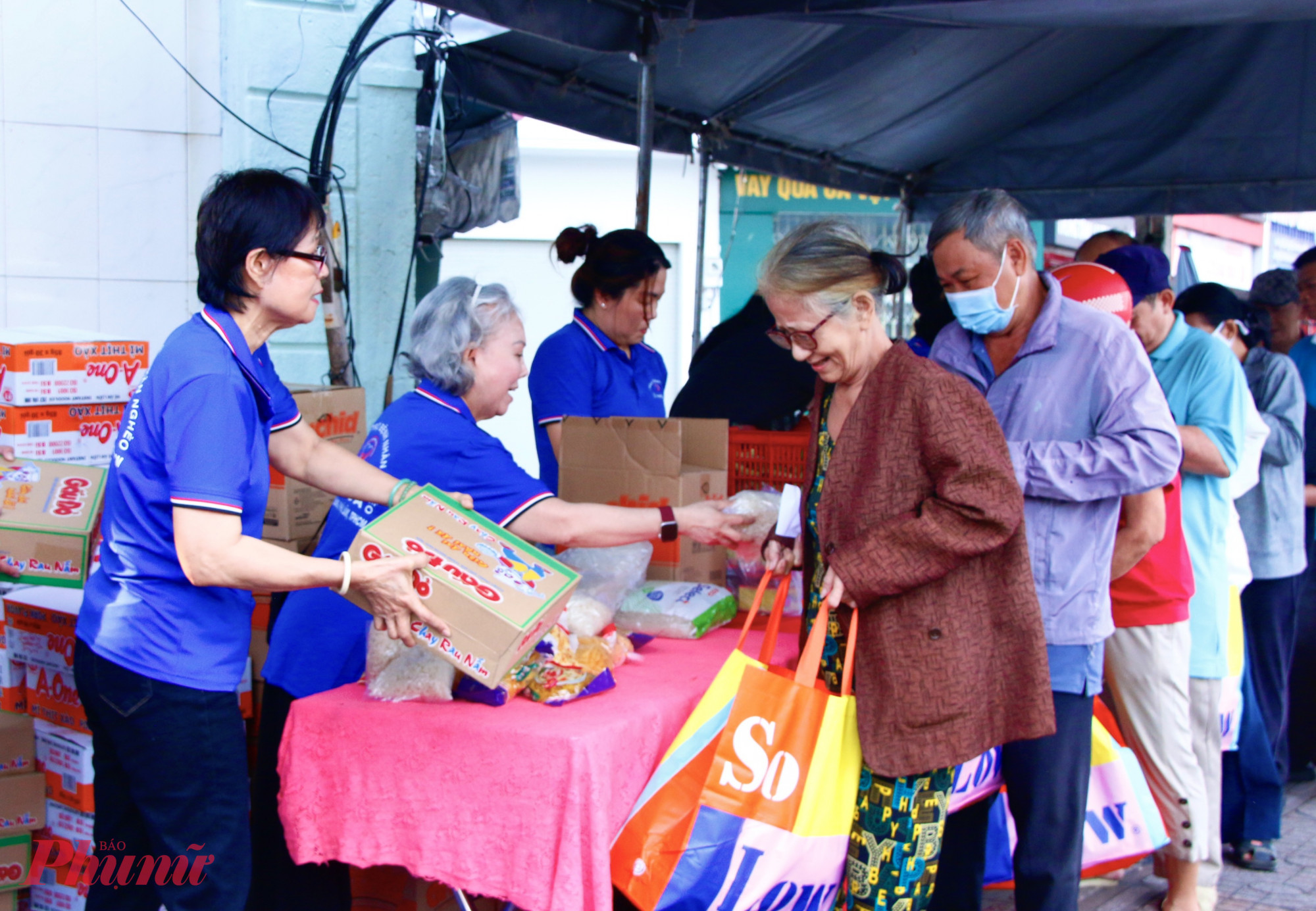 Người dân phấn khởi nhận quà tết yêu thương