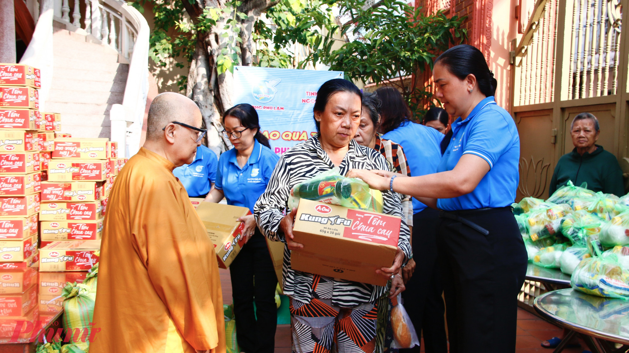 Cũng trong buổi sáng, Hội LHPN phường Phú Lâm phối hợp với Tịnh xá Ngọc Lâm trao 100 phần quà tết cho phụ nữ có hoàn cảnh khó khăn. Bà Nguyễn Thị Kim Trang – Phó chủ tịch Ủy ban MTTQ Việt Nam phường, Chủ tịch Hội LHPN phường Phú Lâm  (bìa phải) cho biết: Năm nay, Hội LHPN phường đã phối hợp triển khai nhiều hoạt động chăm lo thiết thực như hỗ trợ  quà tết cho 30 trường hợp tại các khu nhà trọ; tuyên truyền pháp luật về phòng cháy chữa cháy, Luật Bình đẳng giới; ra mắt mô hình “Khu nhà trọ thân thiện, an toàn cho phụ nữ và trẻ em”; trao tặng quà cho phụ nữ khiếm thị; hỗ trợ trang trí Tết cho các hộ gia đình khó khăn và tổ chức nấu “thịt kho hột vịt” trao tặng người dân, phiên chợ chia sẻ yêu thương.... Bà mong rằng, bà con ai cũng được đón một cái tết trọ vẹn, đủ đầy.
