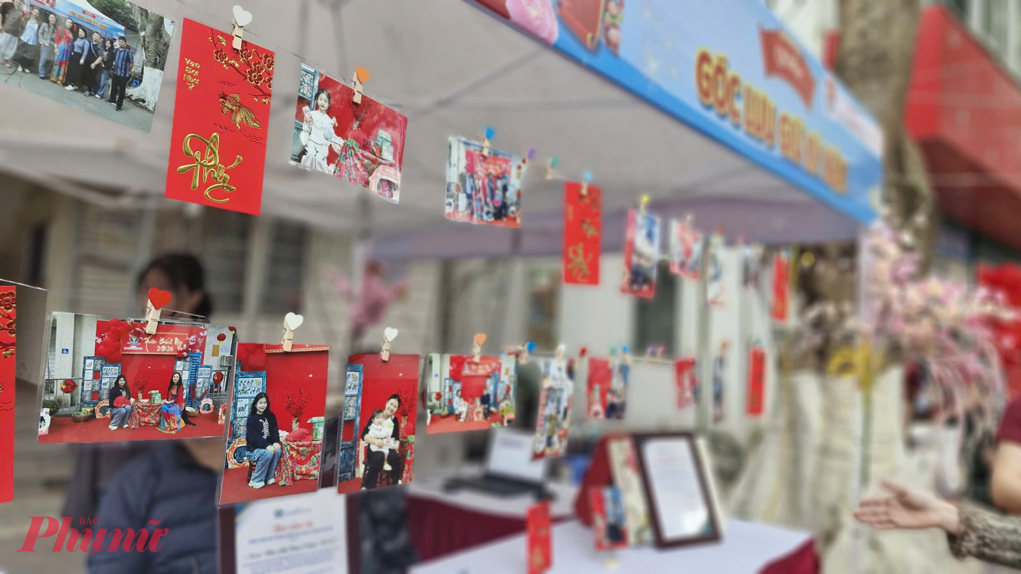 Tại Phiên chợ 0 đồng, các gia đình được lưu lại những khoảnh khắc đón Tết trong không gian được trang trí rực rỡ, ấm áp sắc Xuân.