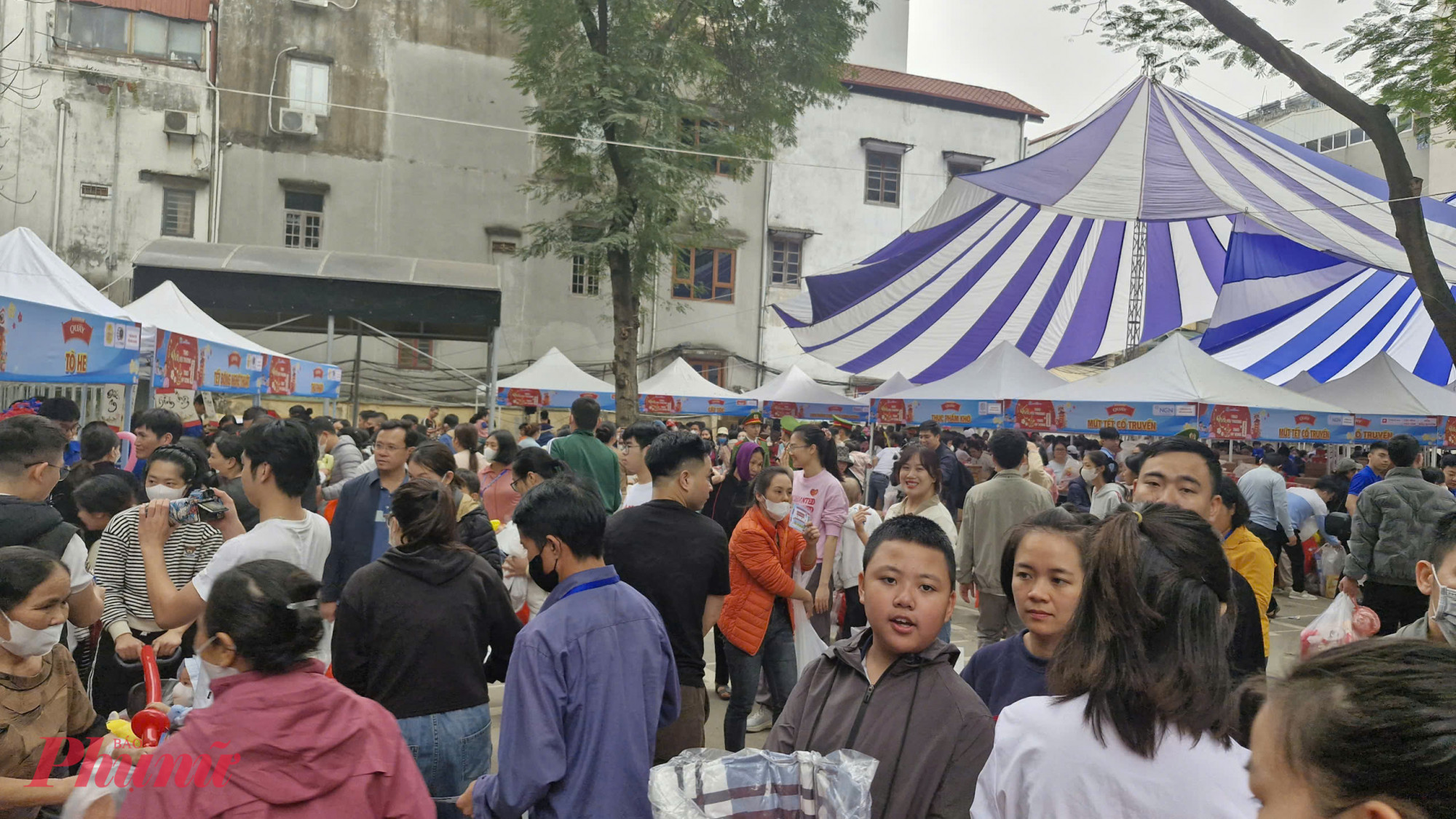 Ngày 7/2, Bệnh viện Nhi Trung ương tổ chức chương trình “Xuân yêu thương” với Phiên chợ 0 đồng, mang không khí Tết và những phần quà ý nghĩa đến với các bệnh nhi đang điều trị tại bệnh viện.