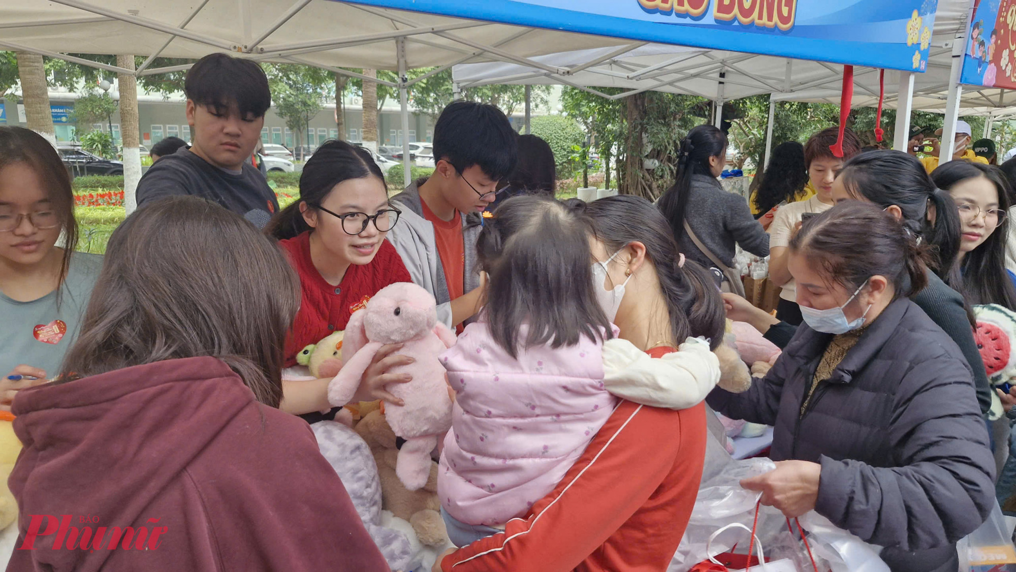 Quầy gấu bông luôn thu hút được sự quan tâm của các bệnh nhi, đặc biệt là những em bé gái