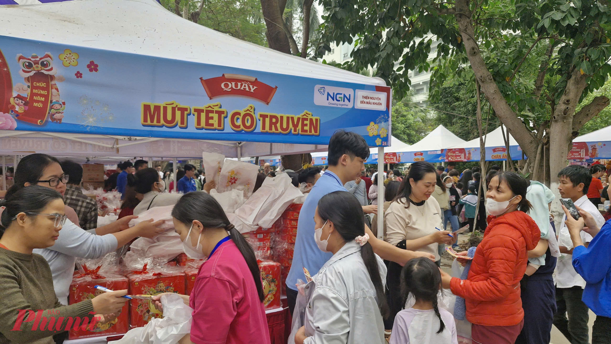 Những khay mứt, bánh kẹo Tết mang hương vị quen thuộc của ngày Xuân, giúp bệnh nhi cảm nhận trọn vẹn hơn không khí Tết dù phải đón năm mới trong bệnh viện.