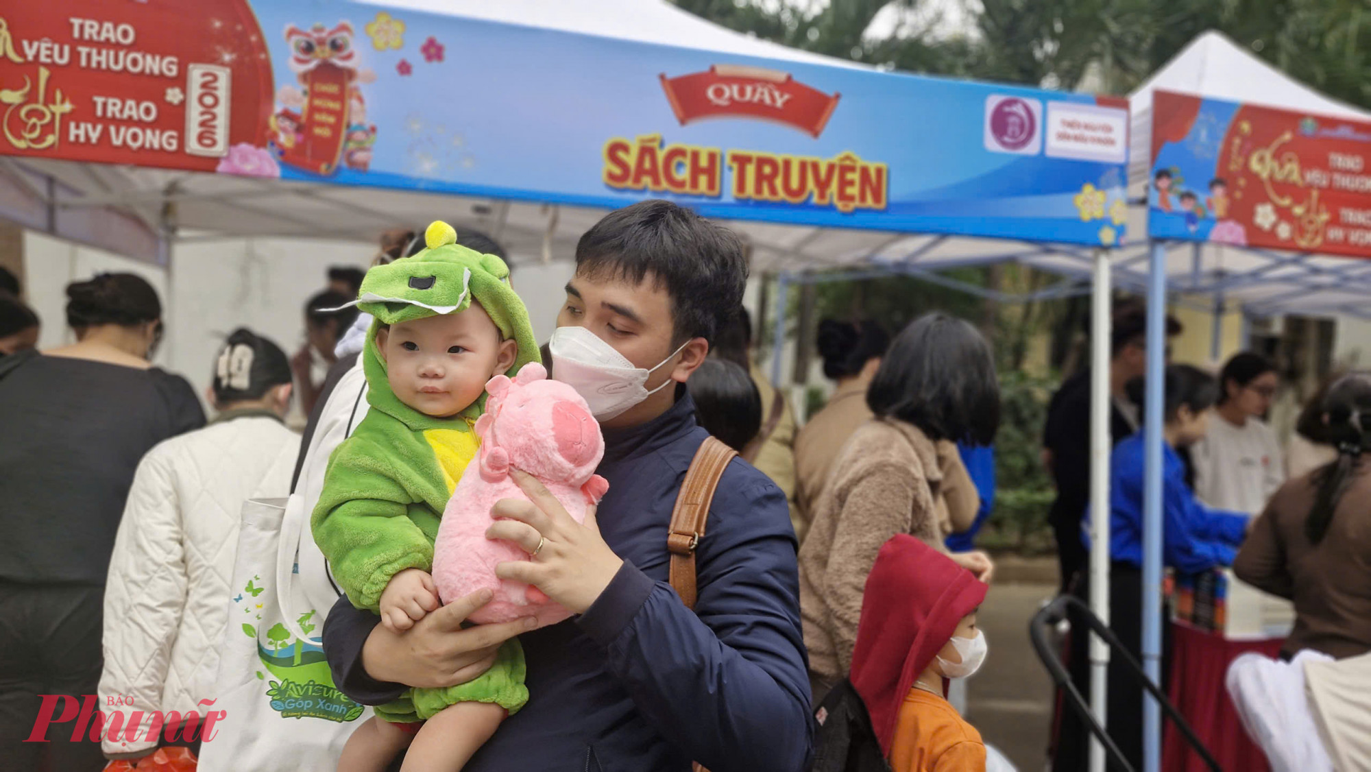 Những món đồ chơi nhỏ, hộp sữa hay vật dụng thiết yếu trở thành niềm vui giản dị, giúp nụ cười nở trên gương mặt các em nhỏ đang từng ngày chống chọi với bệnh tật.