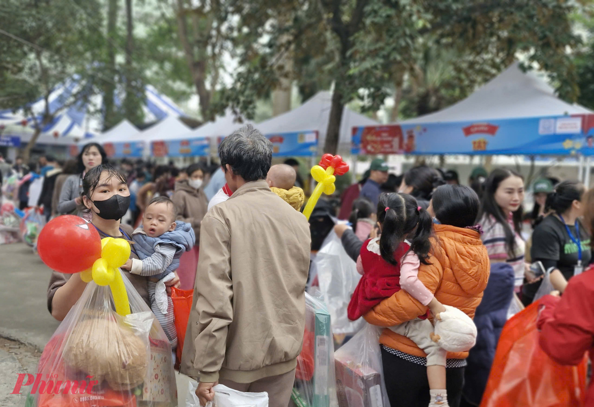 Phiên chợ 0 đồng với 48 gian hàng được mở ra như một góc Tết thu nhỏ trong bệnh viện, nơi bệnh nhi và người nhà tạm gác nỗi lo bệnh tật để lựa chọn những món đồ cần thiết cho những ngày đầu năm.