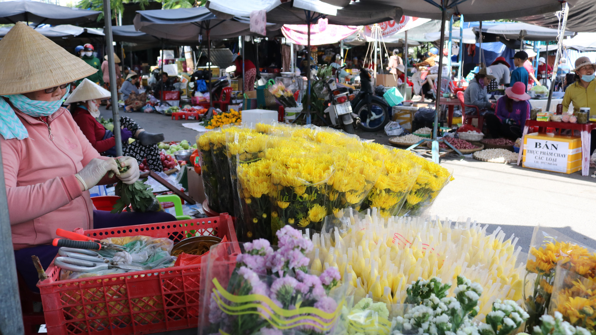 Chợ ngày giáp tết ngập tràn sắc hoa (Ảnh: tác giả cung cấp)