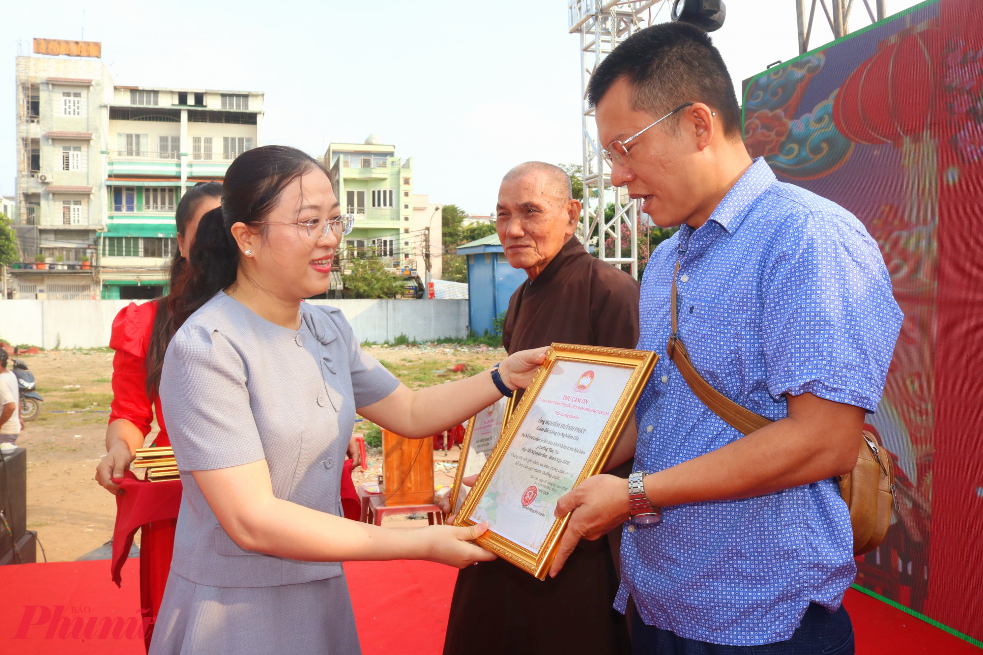 Bà Huỳnh Đặng Hà Tuyên – Chủ tịch Ủy ban MTTQ Việt Nam phường Tân Tạo trao thư cảm ơn đến đại diện các đơn vị đã đồng hành cùng địa phương chăm lo tết cho người dân trong ngày hội “Xuân đoàn kết – Tết nghĩa tình” - Ảnh: Thảo Nguyên