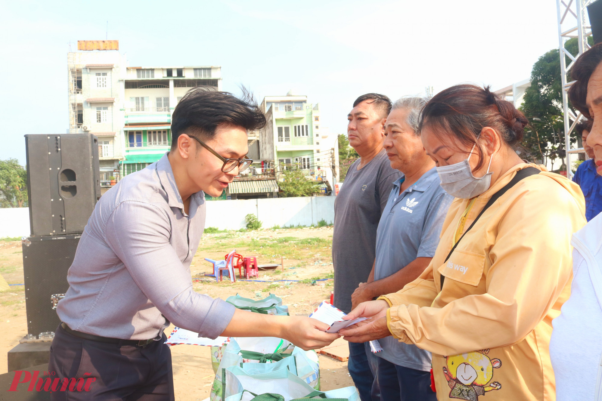 Đại diện công ty nhựa Hiệp Liên Phát tặng quà đến đại diện các hộ dân có hoàn cảnh đặc biệt khó khăn - Ảnh: Thảo Nguyên 
