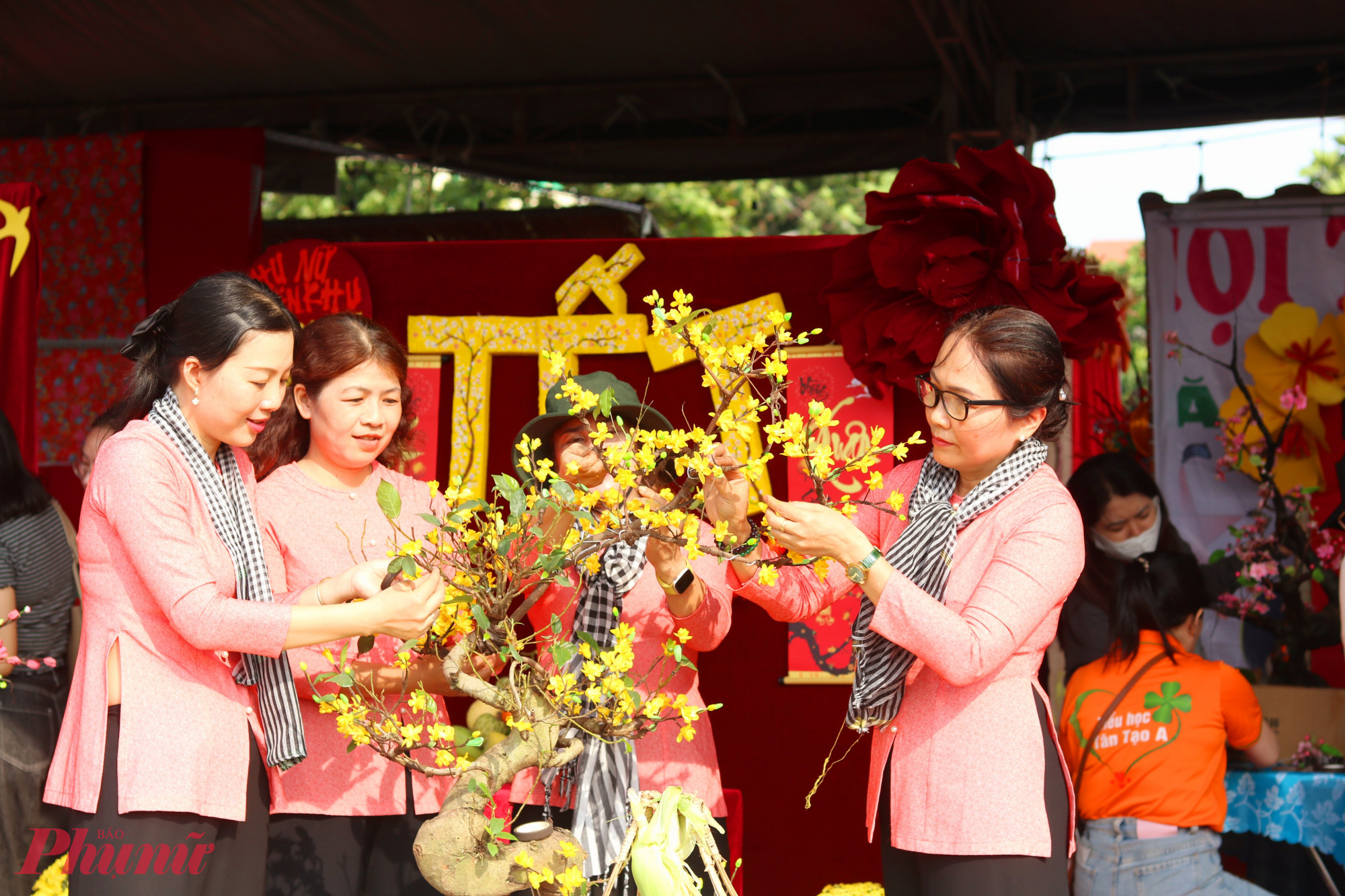 Khu vực diễn ra phần thi trang trí cành hoa, cành đào - Ảnh: Thảo Nguyên