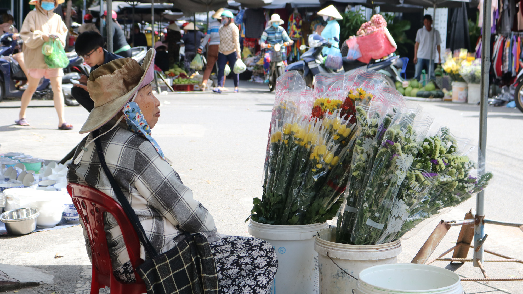 Một góc chợ bày bán hoa cắm trên bàn thờ gia tiên (Ảnh: tác giả cung cấp)