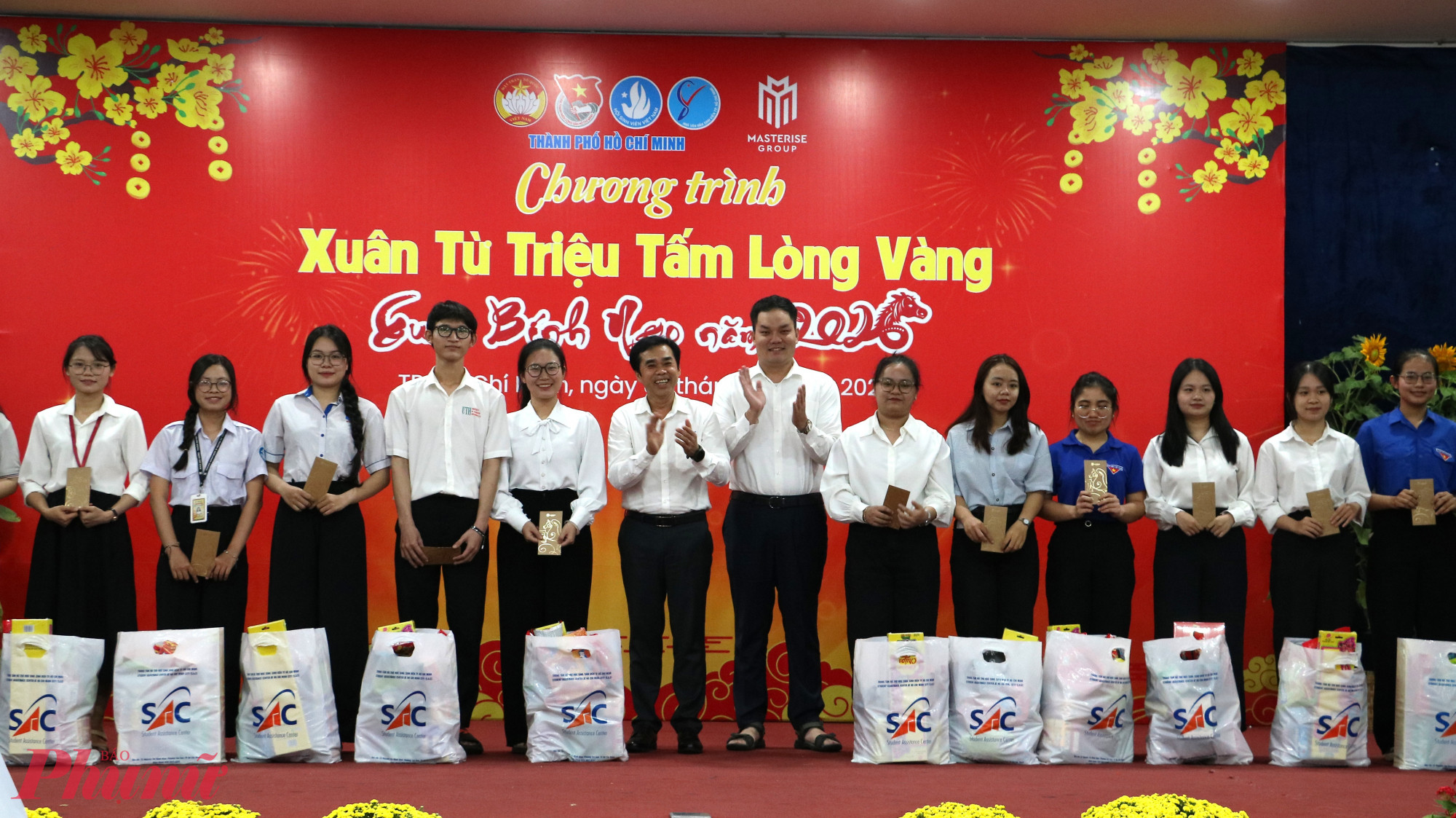 Sinh viên các trường cao đẳng, đại học tại TPHCM nhận quà tết tại chương trình - Ảnh: Trang Thư