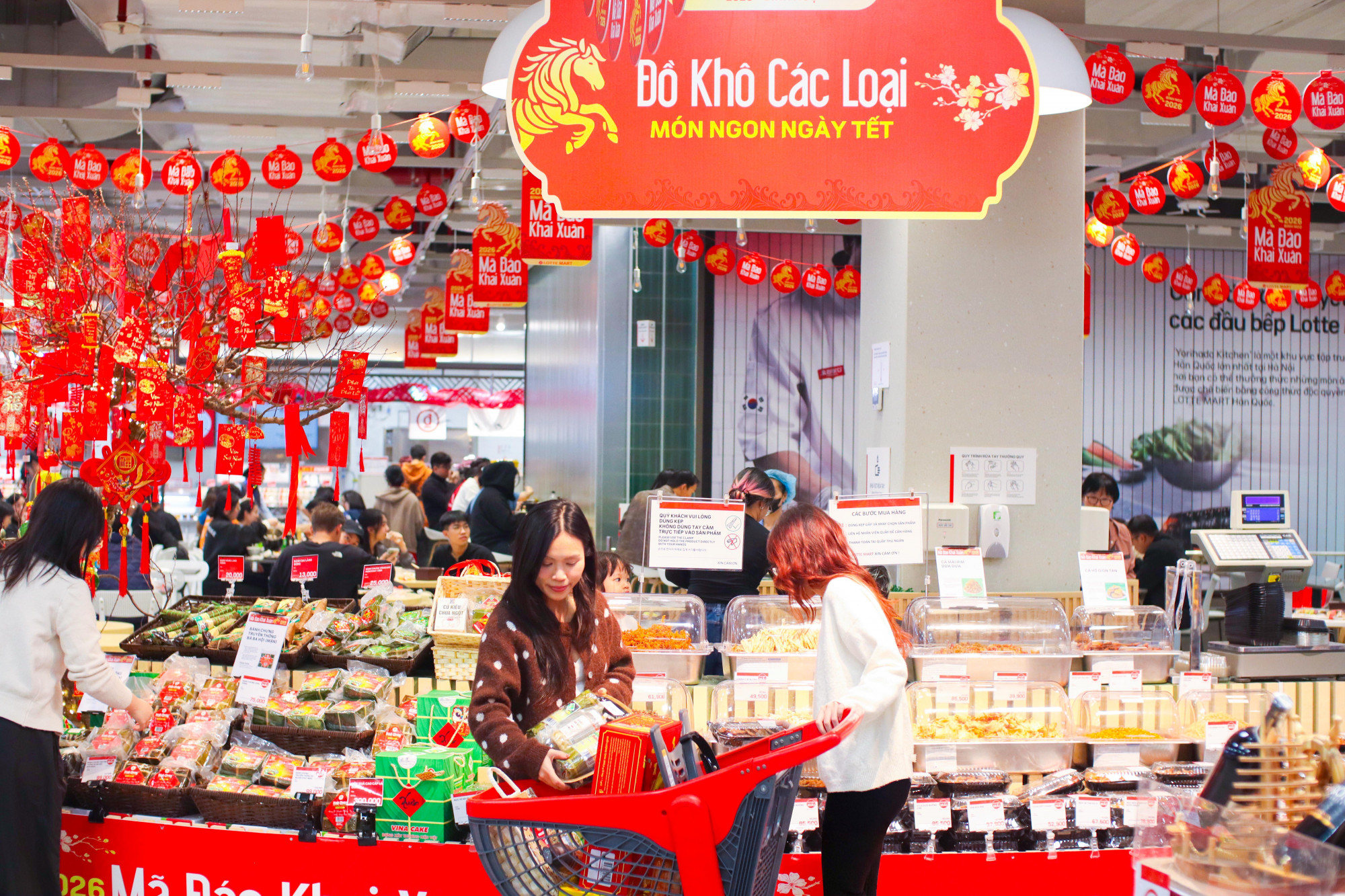 Đa dạng các mặt hàng đặc trưng tết được giảm giá đến 50% - Ảnh: LOTTE MART