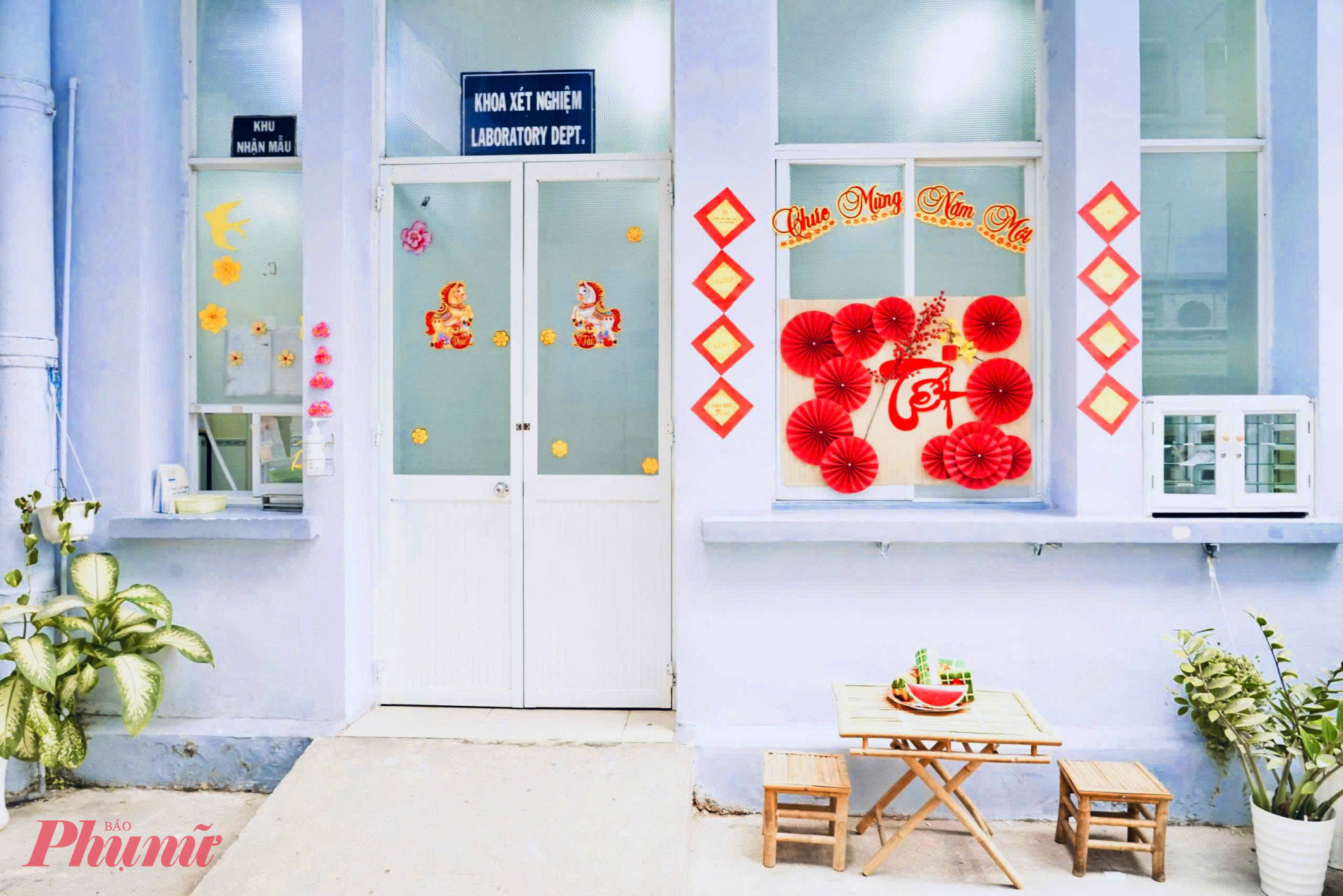 Bên trong bệnh viện, từng khoa khám bệnh cũng đầy sắc xuân, giúp người bệnh xua tan nỗi lo, như tinh thần của cán bộ nhân viên y tế tại đây là chăm sóc cả thể chất lẫn tinh thần cho người bệnh