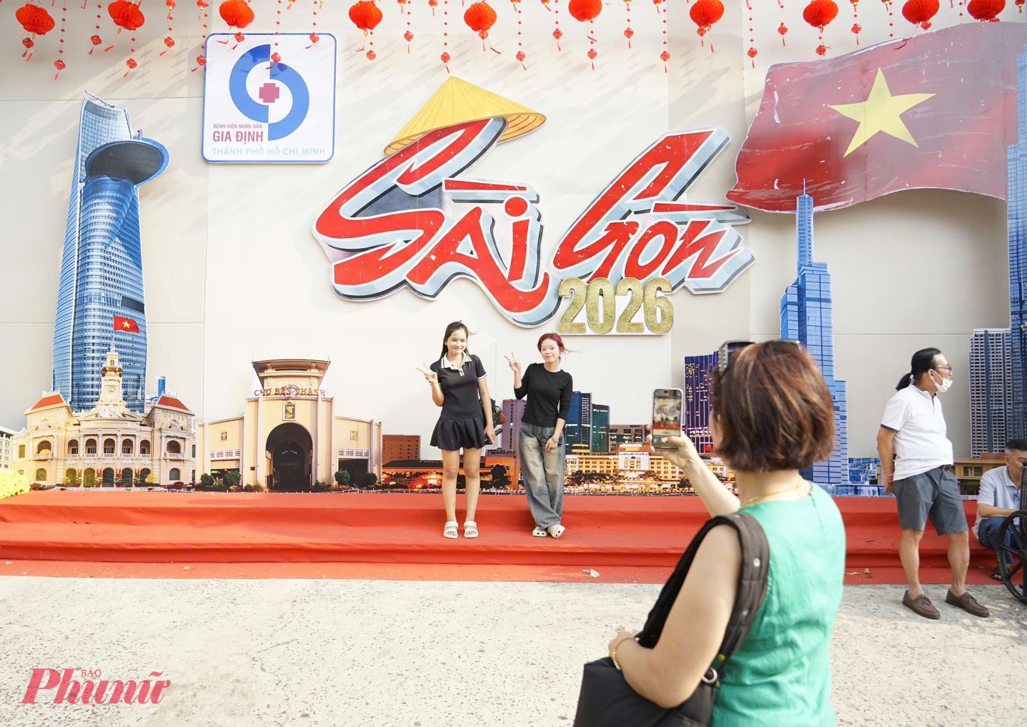 Không chỉ người dân, du khách cũng phải dừng lại check in tết 