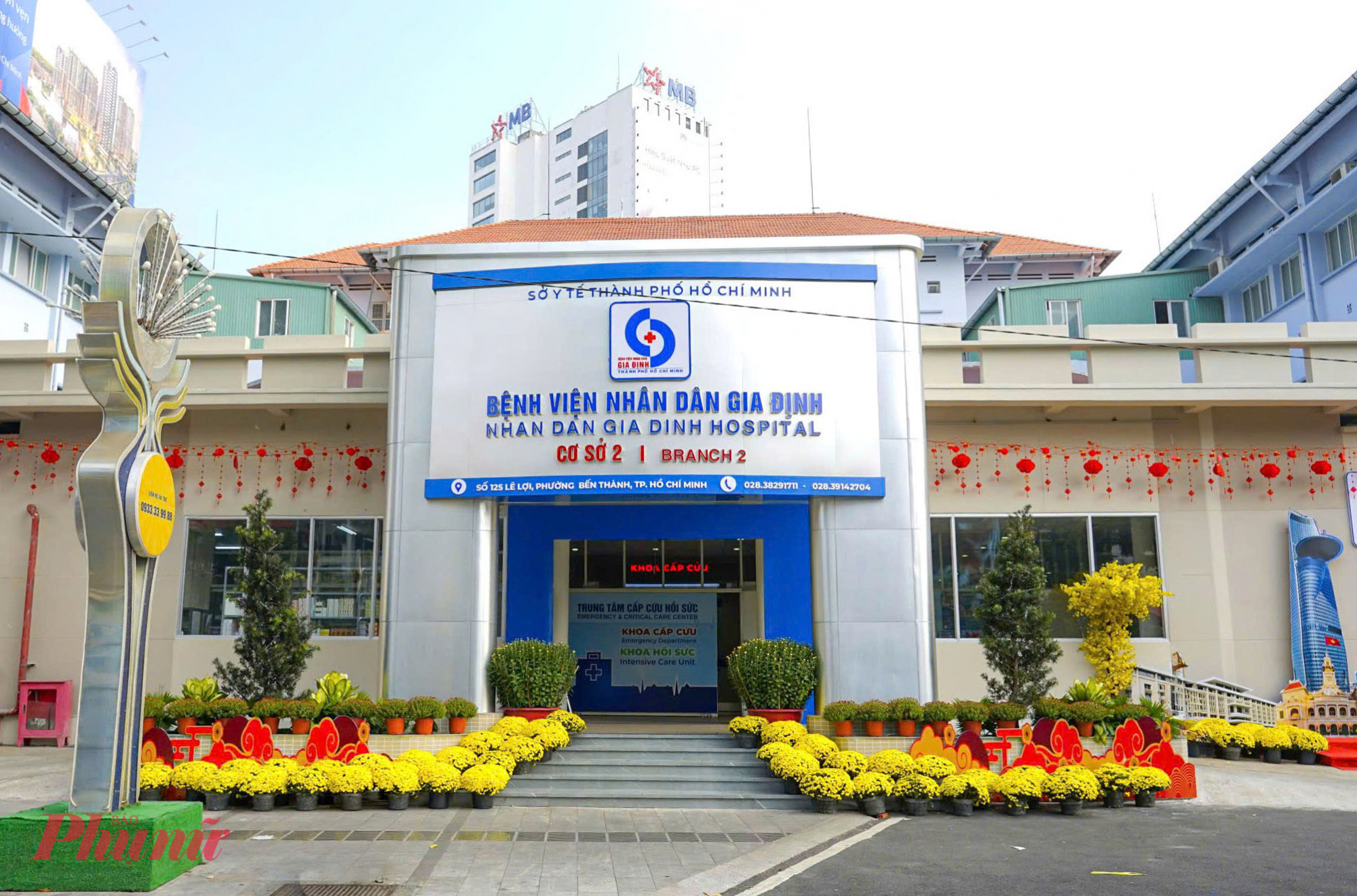 Chỉ còn chưa đến một tháng nữa đã đến Tết Nguyên đán 2026, không khí mùa xuân đang ùa về, hòa vào niềm vui đó, Bệnh viện Nhân dân Gia Định cơ sở 2 (chi nhánh Sài Gòn) cũng được trang trí rực rỡ