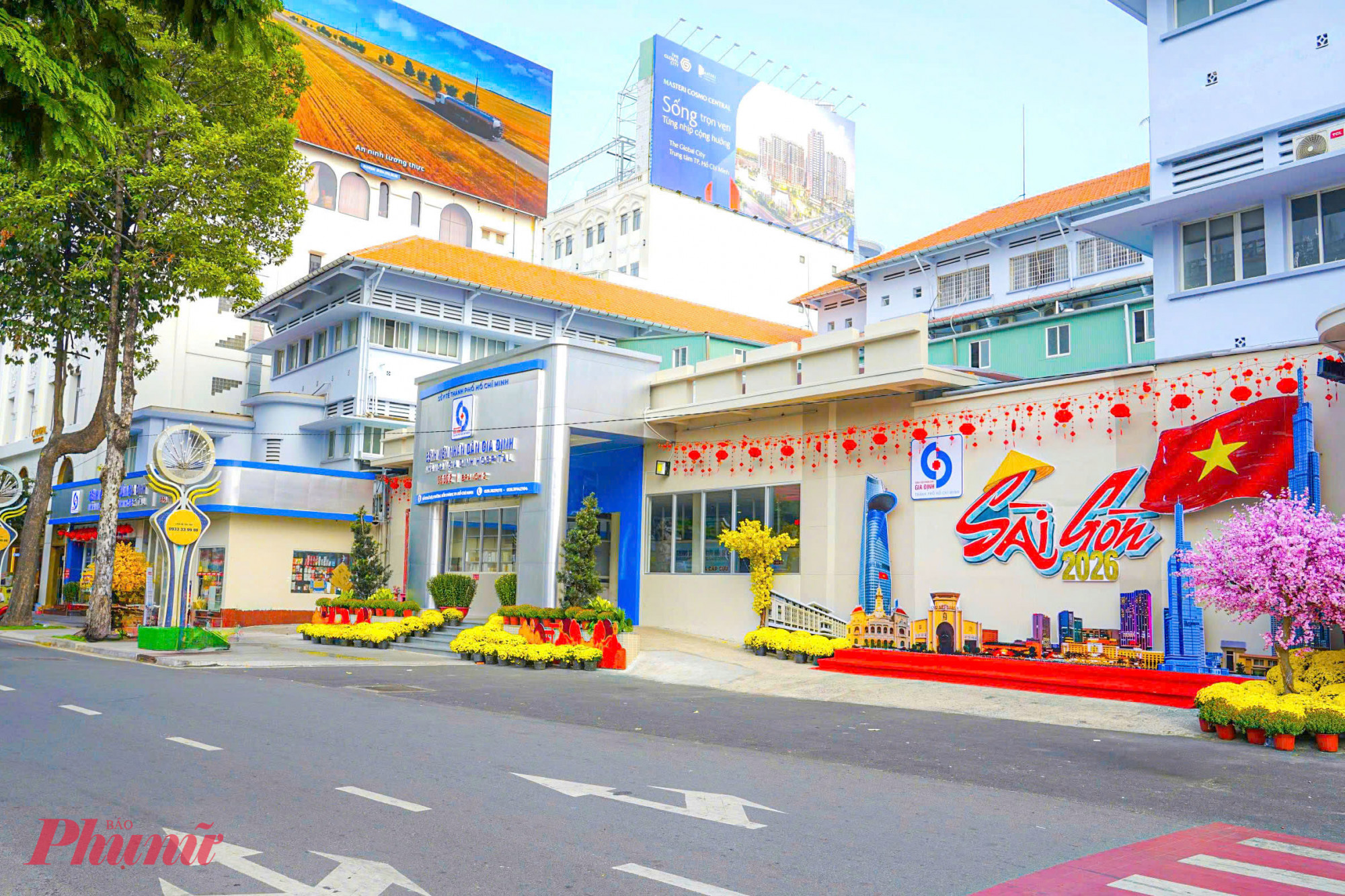 Ai có dịp đi ngang đường Lê Lợi, phường Bến Thành cũng bị thu hút bởi bức tường đầy màu sắc, mang đậm chất Sài Gòn, vừa hiện đại vừa gần gũi