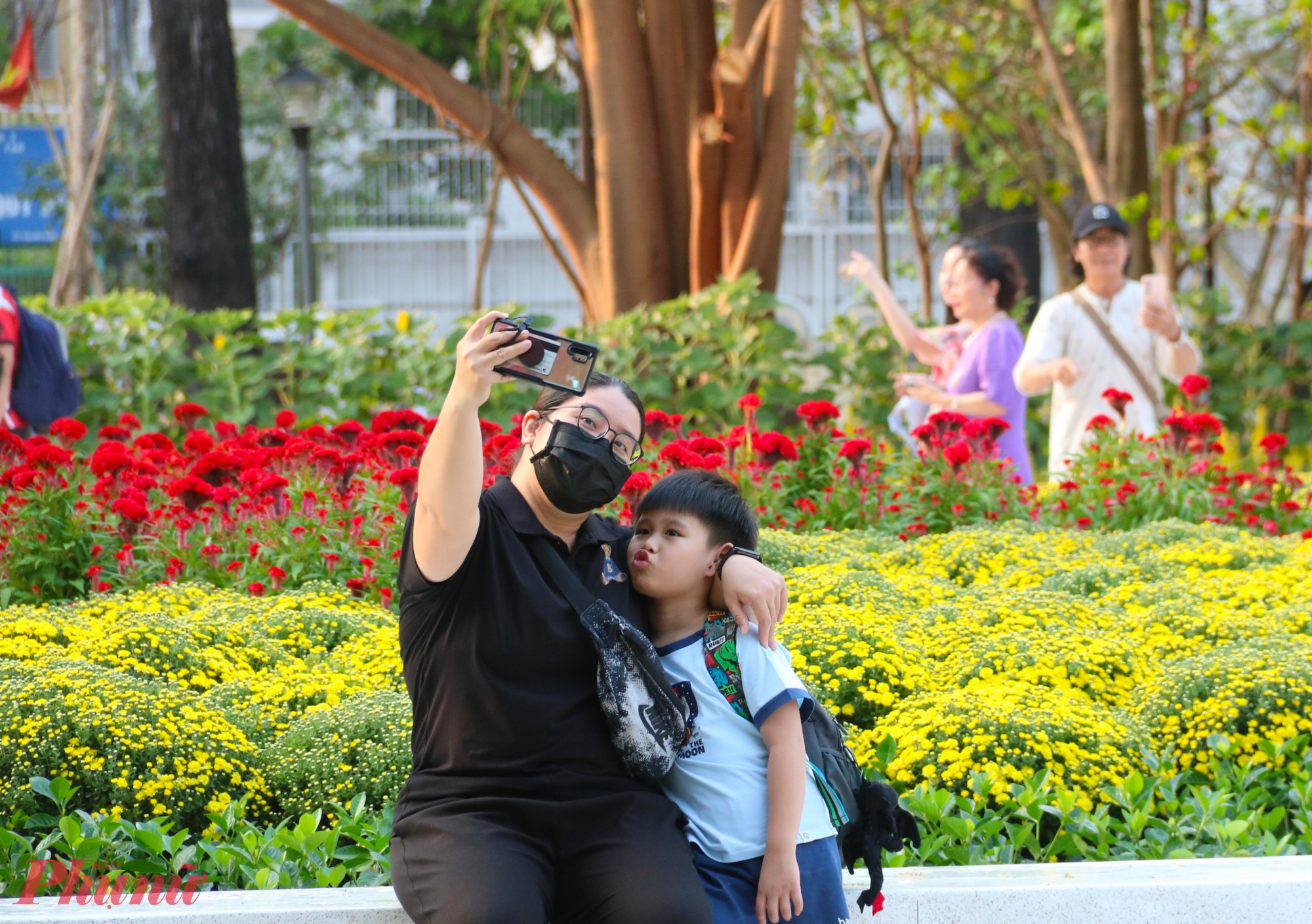 Người dân đến tham quan, tập thể dục tại công viên khu đất nhà thi đấu Phan Đình Phùng (phường Xuân Hoà) - Ảnh: Thanh Tâm