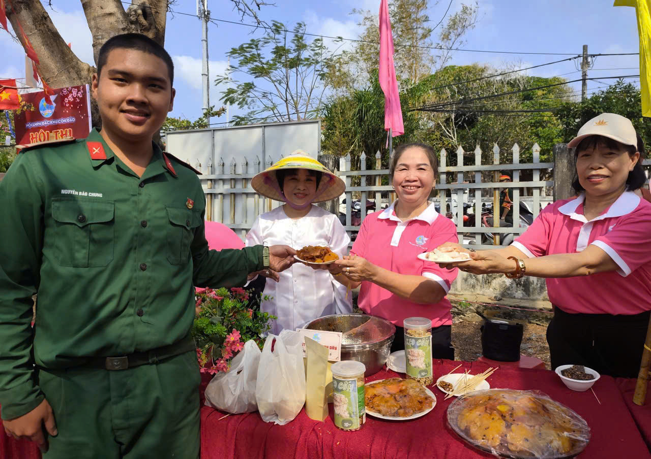 Các gian hàng làm mứt tết và gian hàng ẩm thực hoạt động mừng xuân trong chuỗi Chương trình “Xuân Đoàn kết - Tết Nghĩa tình” - Ảnh: T.Thảo