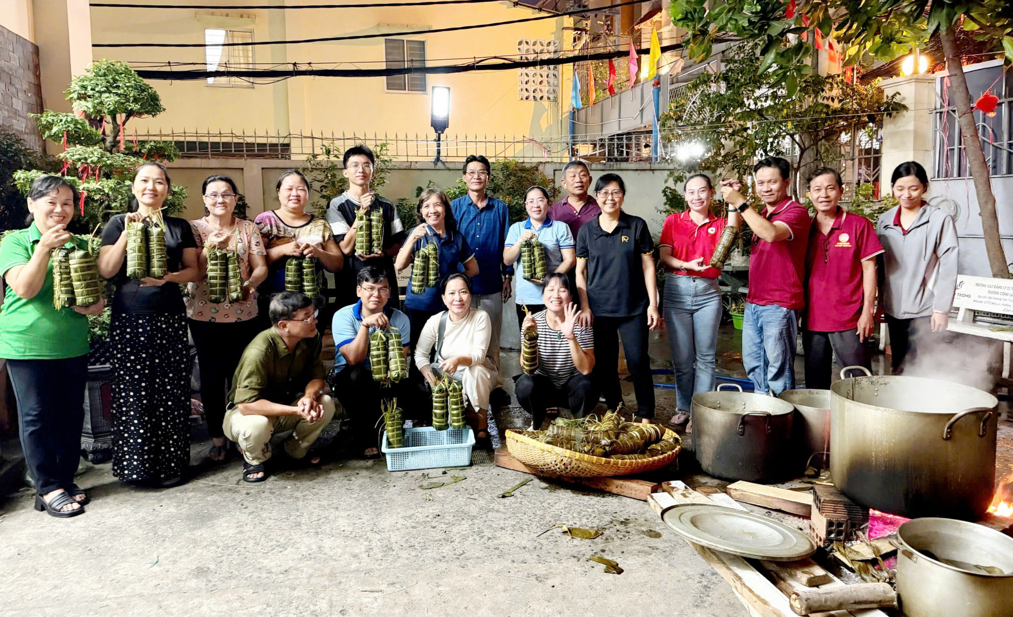 Các đội cùng nhau nấu bánh xuyên đêm để bánh được trao tặng người dân ngay trong ngày 7/2 - Ảnh: X.Trang 