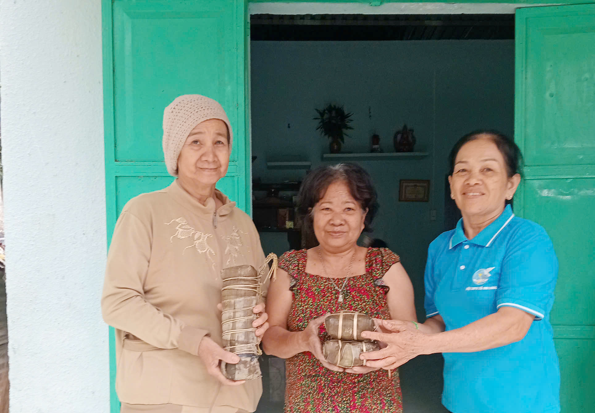 Cán bộ chi hội phụ nữ xã An Long tặng bánh tét đến 