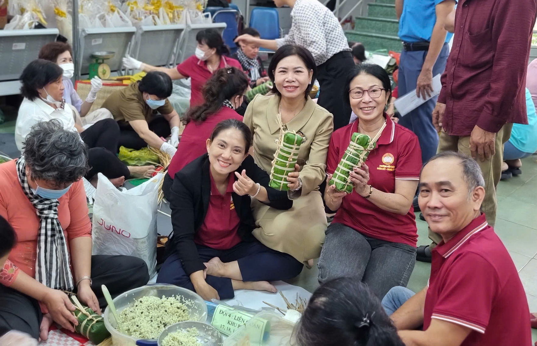 Phường Cầu Kiệu tổ chức hội thi gói bánh tét 