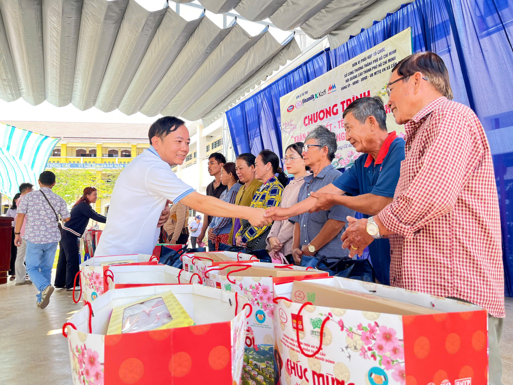 Cùng với ấp Miễu Nhì, xã Cần Giờ đã chọn ấp Rừng Sác để trao quà