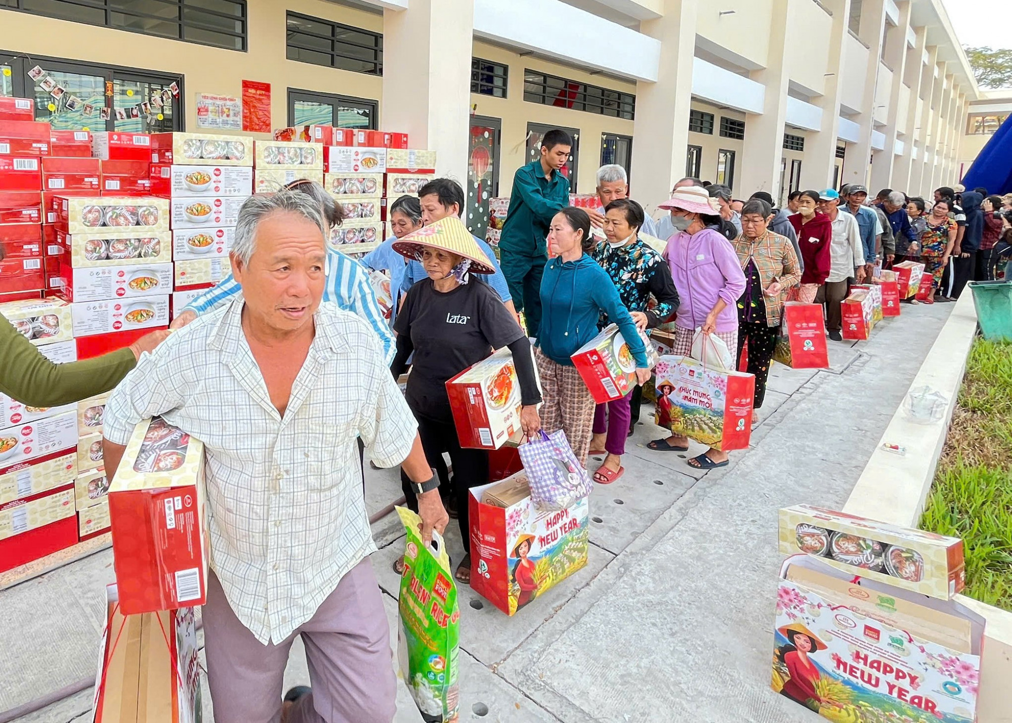 Bà con xã Cần Giờ phấn khởi nhận quà tết 