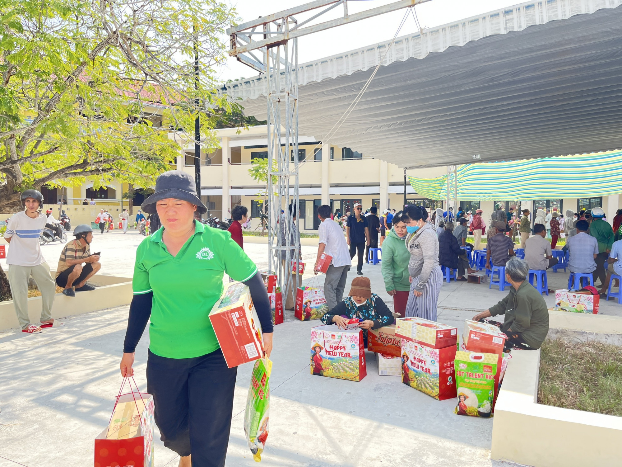 Với những phần quà thiết thực, bà con có một cái tết tươm tất hơn