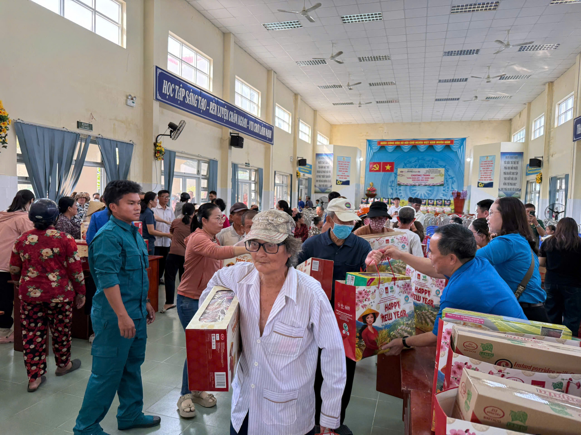 Những phần quà thiết thực gồm thực phẩm thiết yếu được trao cho bà con