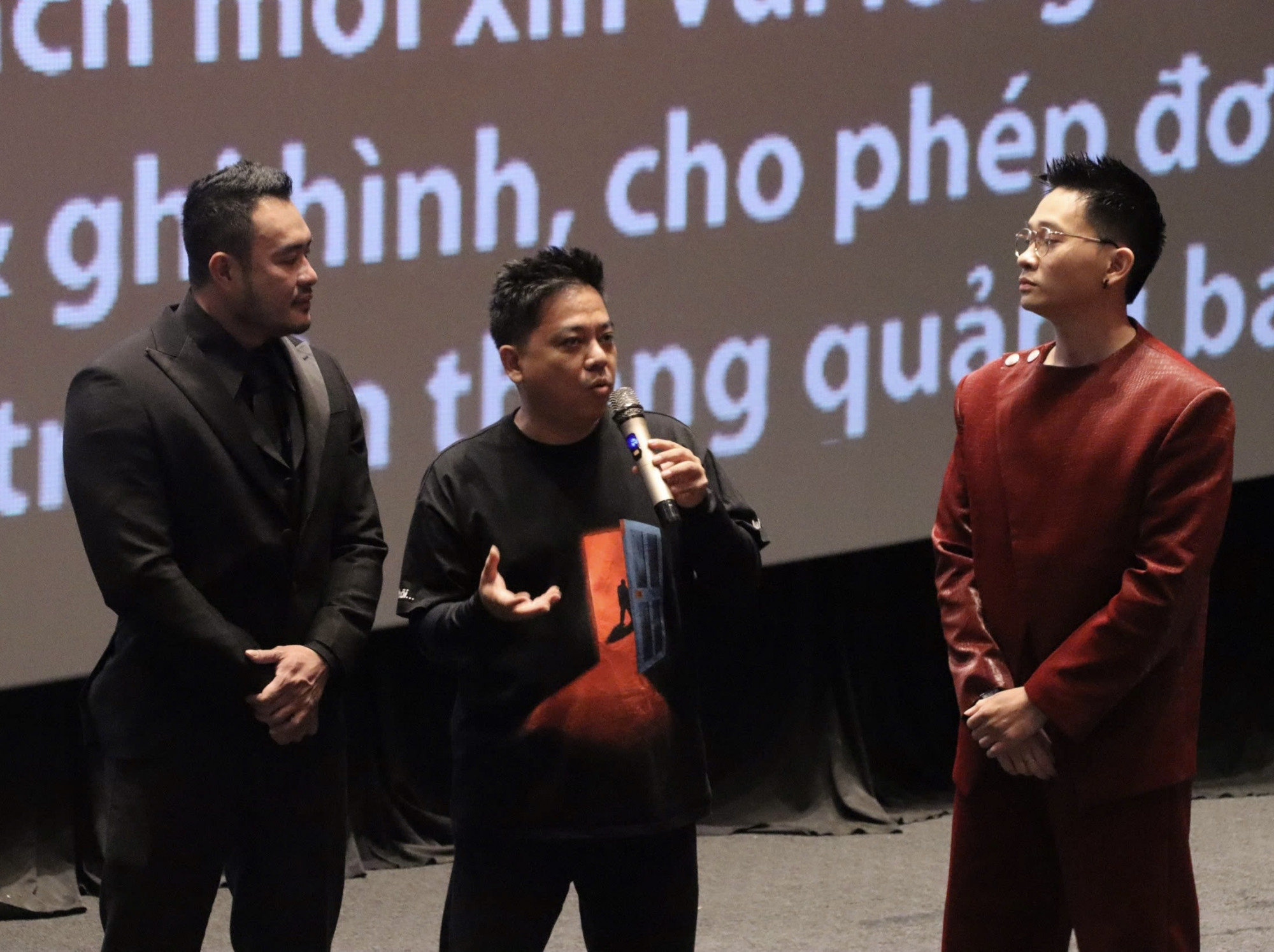 Đạo diễn Lê Thanh Sơn chia sẻ tại buổi chiếu ra mắt