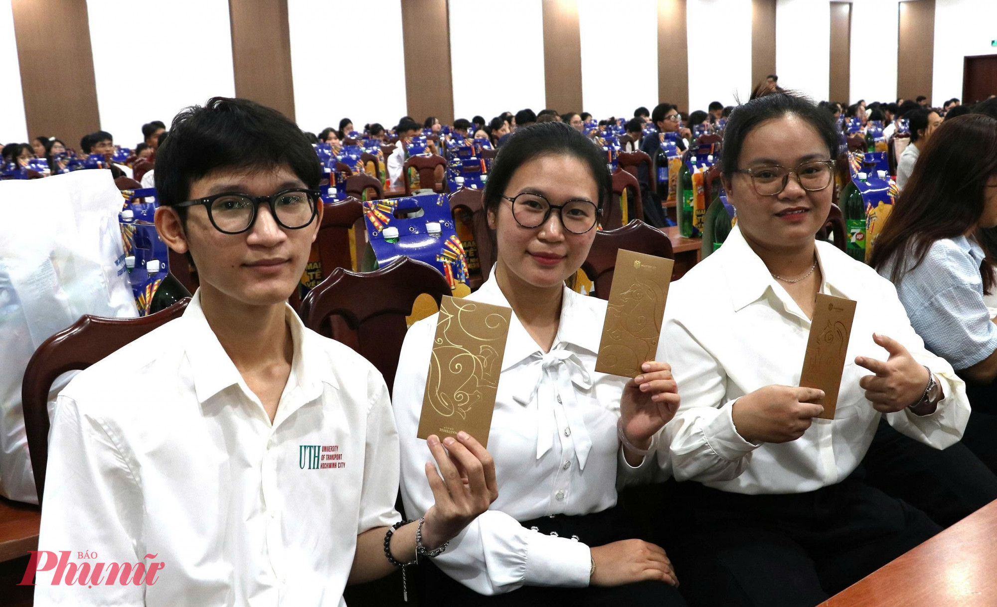 Bá Thắng (bìa trái) và bạn bè nhận bao lì xì từ ban tổ chức