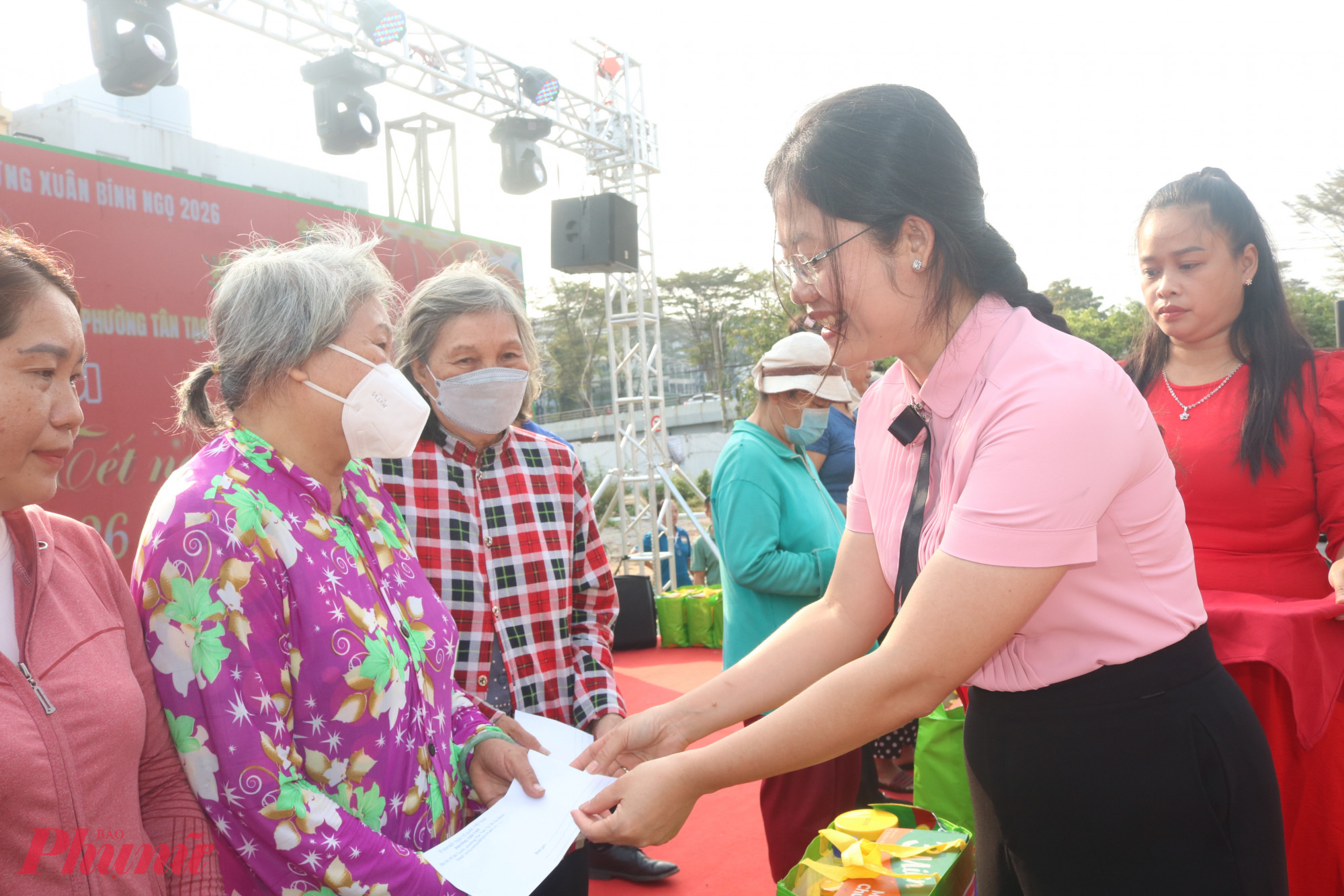 Bà Lê Thị Ngọc Dung – Phó bí thương thường trực Đảng ủy phường Tân Tạo trao quà do thành phố gửi tặng các hộ dân trên địa bàn phường - Ảnh: Thảo Nguyên