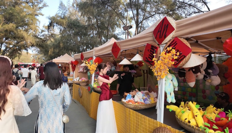 Các gian hàng đã đông đúc khách nhất là khách hàng trẻ, gia đình trải nghiệm từ chiều - Ảnh: Khoa Nam