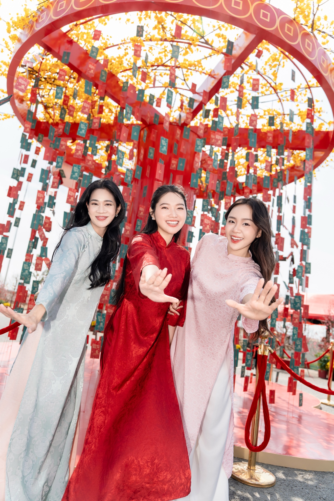 Du khách thích thú check-in dưới cây hái lộc 2026 bao lì xì độc đáo - Ảnh: K.N