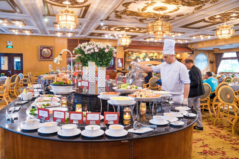 Một nhà hàng phục vụ khách trong khối Saigontourist Group - Ảnh: B.V