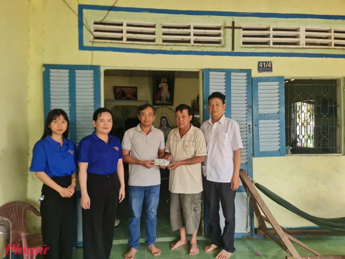 Báo Phụ Nữ TPHCM phối hợp cùng địa phương trao tiền của bạn đọc hỗ trợ bé Phạm Kim Thy, ngụ phường Vị Tân, TP Cần Thơ điều trị bệnh. Ảnh: Hoài Thanh