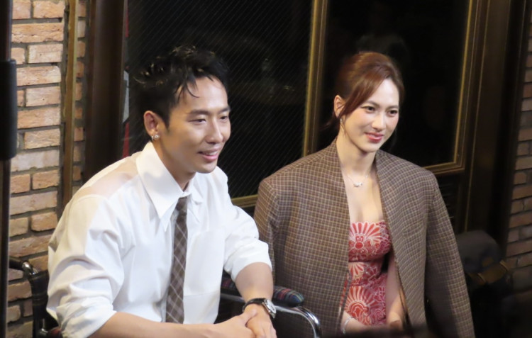 Tuấn trần và phương anh đào chia sẻ với giới truyền thông tại sự kiện chiều ngày 7/2