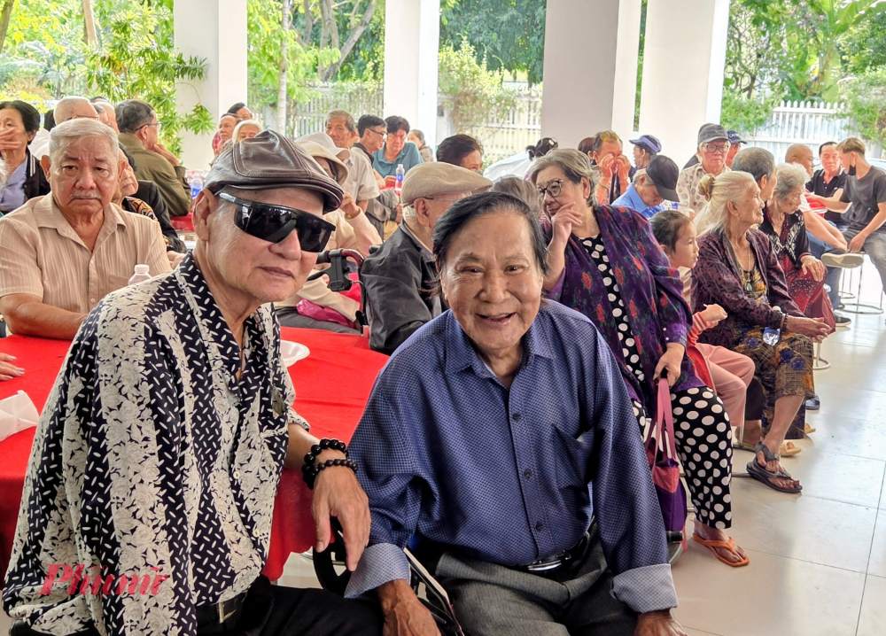 Nghệ sĩ Quốc Nhĩ vui mừng gặp lại nghệ sĩ Phương Bình - giải Thanh Tâm