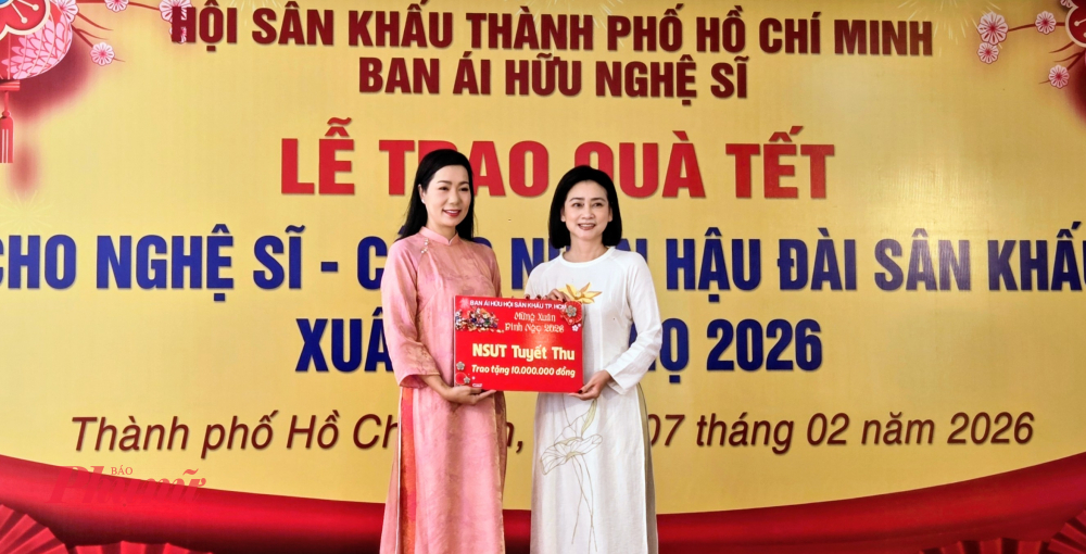 NSND Trịnh Kim Chi tiếp nhận ủng hộ của các mạnh thường quân. NSND Trịnh Kim Chi cho biết, năm nay, dù tình hình kinh tế còn nhiều khó khăn, Ban Ái hữu cũng đã nỗ lực vận động các mạnh thường quân đóng góp, đảm bảo cái tết ấm cho các nghệ sĩ Chị cho biết, năm nay