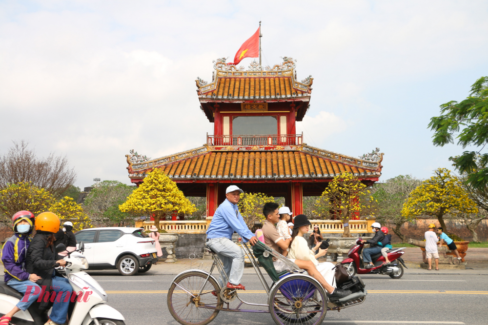 Mỗi dịp Tete đến xuân về, . Giữa sắc vàng hoàng mai, Huế hiện lên vừa cổ kính, vừa dịu dàng, để lại trong lòng du khách những ấn tượng khó phai.