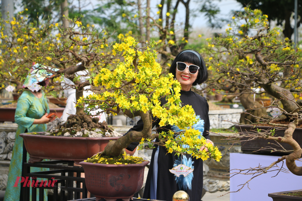 Mỗi gốc mai được chăm chút cẩn thận, từ thế cây, dáng cành đến thời điểm ra hoa, như gửi gắm trong đó niềm yêu quý với mảnh đất quê hương.