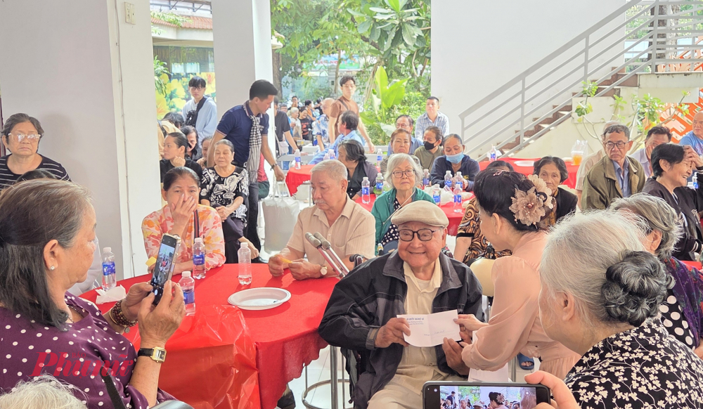 NSND Phượng Loan trao tận tay quà tết cho NSND Hùng Minh vì ông không 