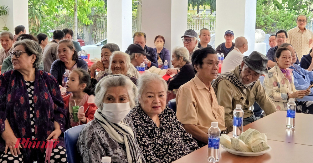 Các nghệ sĩ có mặt tại Liên hiệp các Hội Văn học, nghệ thuật TPHCM từ sớm.