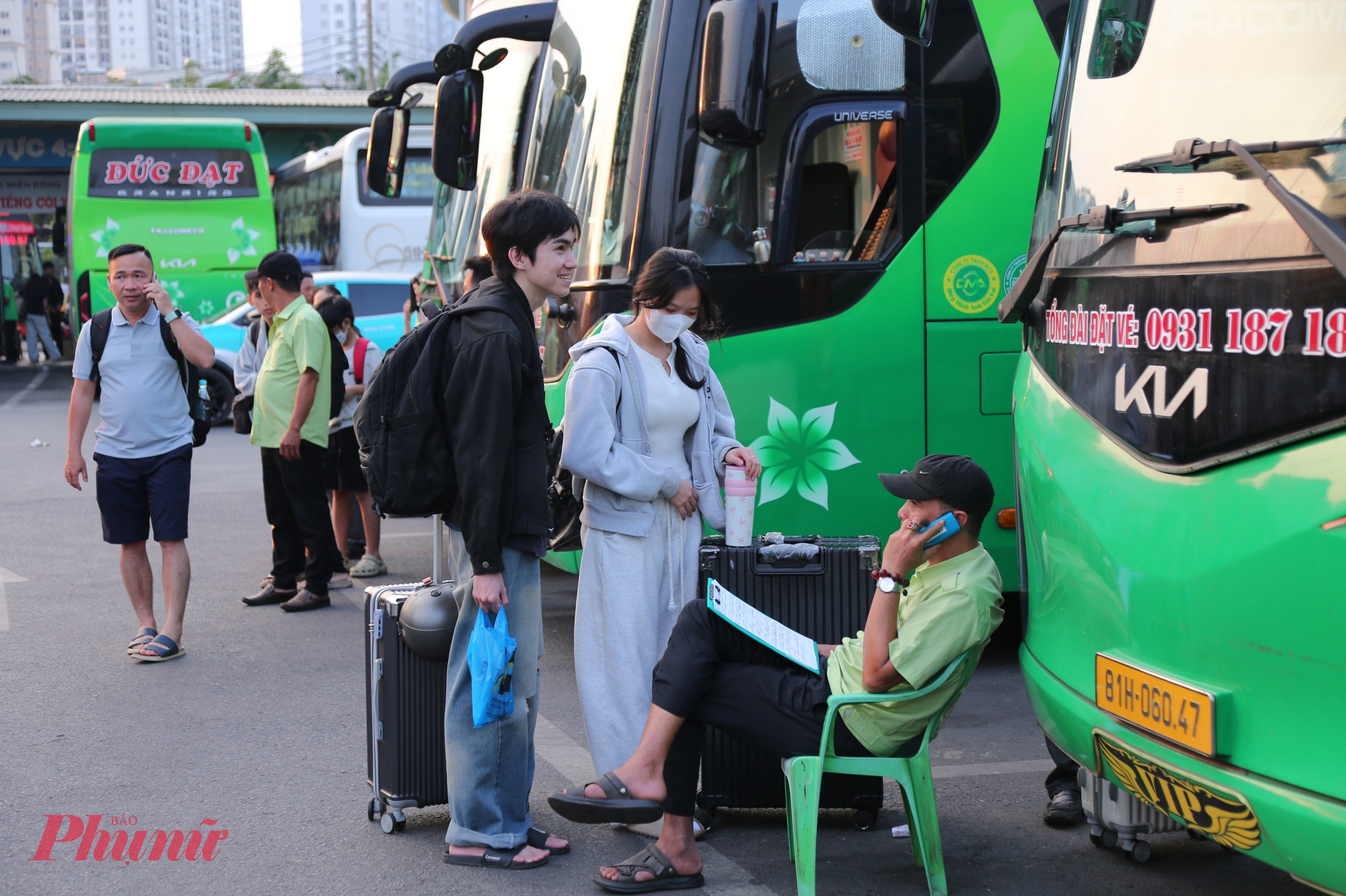 Đại diện một số nhà xe cho biết cao điểm hành khách bắt đầu từ khoảng ngày 18 tháng Chạp, tuy nhiên chiều tối nay lượng khách tăng đột biến.