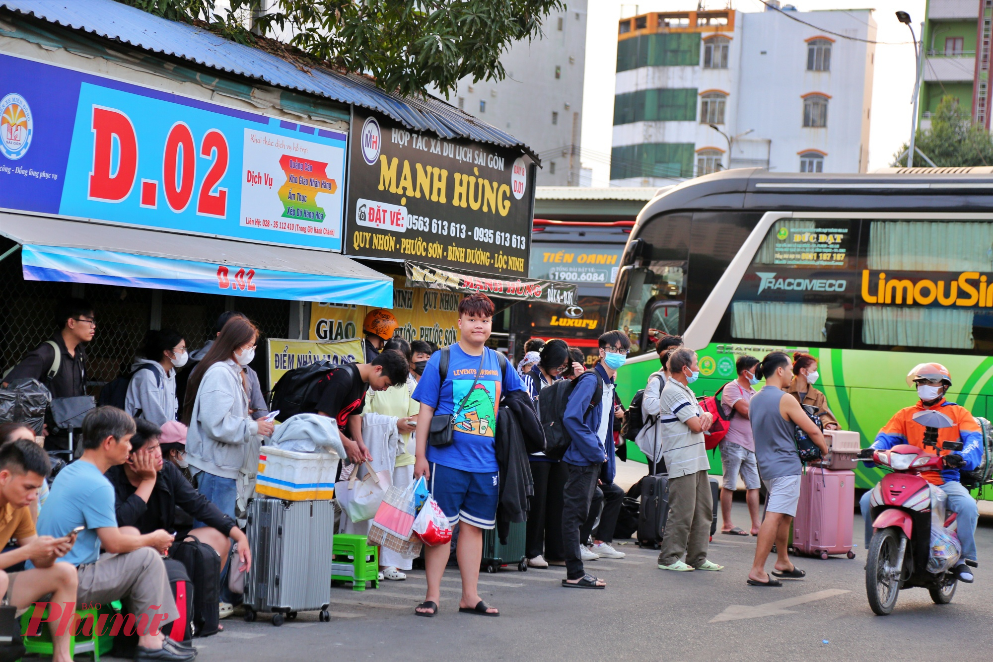 Ở khu vực đón trả khách, hàng trăm người xếp hàng chờ làm thủ tục, tiếng loa thông báo chuyến, tiếng gọi nhau í ới hòa cùng tiếng xe ra vào liên tục.
