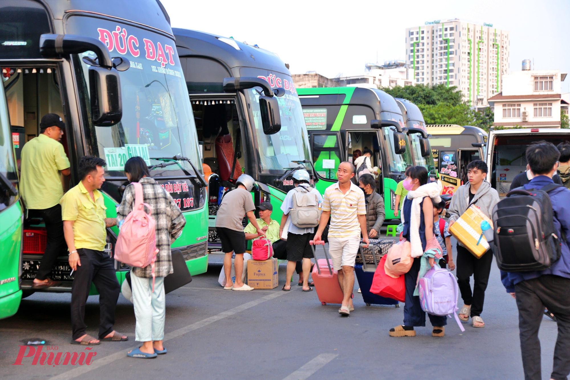 Phần lớn hành khách là sinh viên, nhân viên văn phòng tranh thủ hoàn tất công việc, học tập để về quê sớm. 