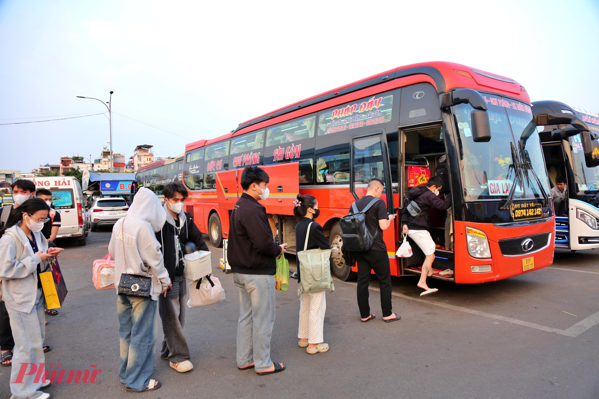 Đại diện bến xe Miền Đông cho biết, cao điểm phục vụ Tết Bính Ngọ 2026 kéo dài 20 ngày, từ 20 tháng Chạp (ngày 7/2) đến mùng 10 tháng Giêng năm Bính Ngọ (26/2). Năm nay bến xe dự kiến có 10.052 chuyến xe, 181.968 lượt khách, tăng 6,24% số chuyến và 10,47% lượt khách.