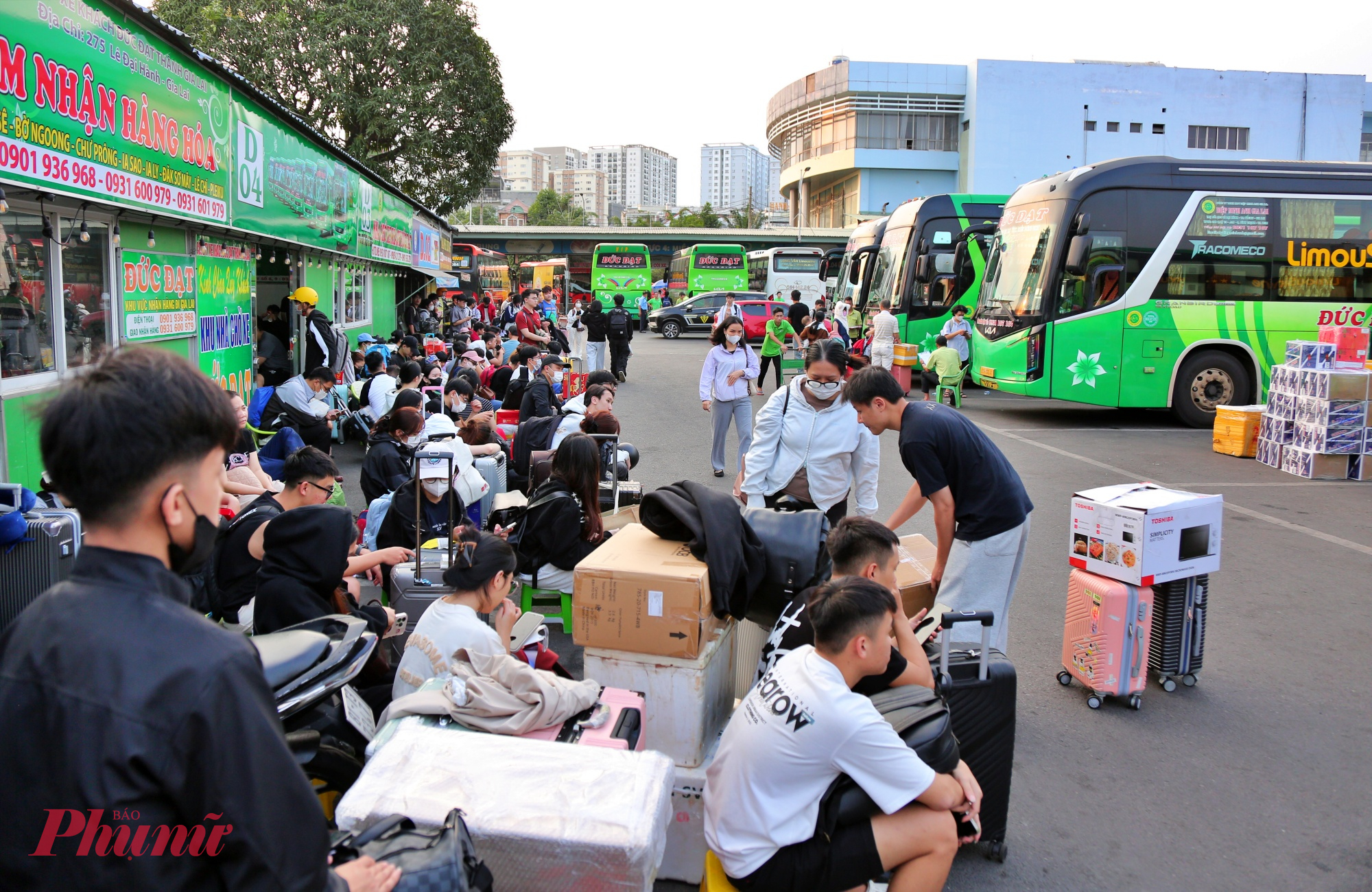 Khu vực chờ lên xe chật kín hành khách.