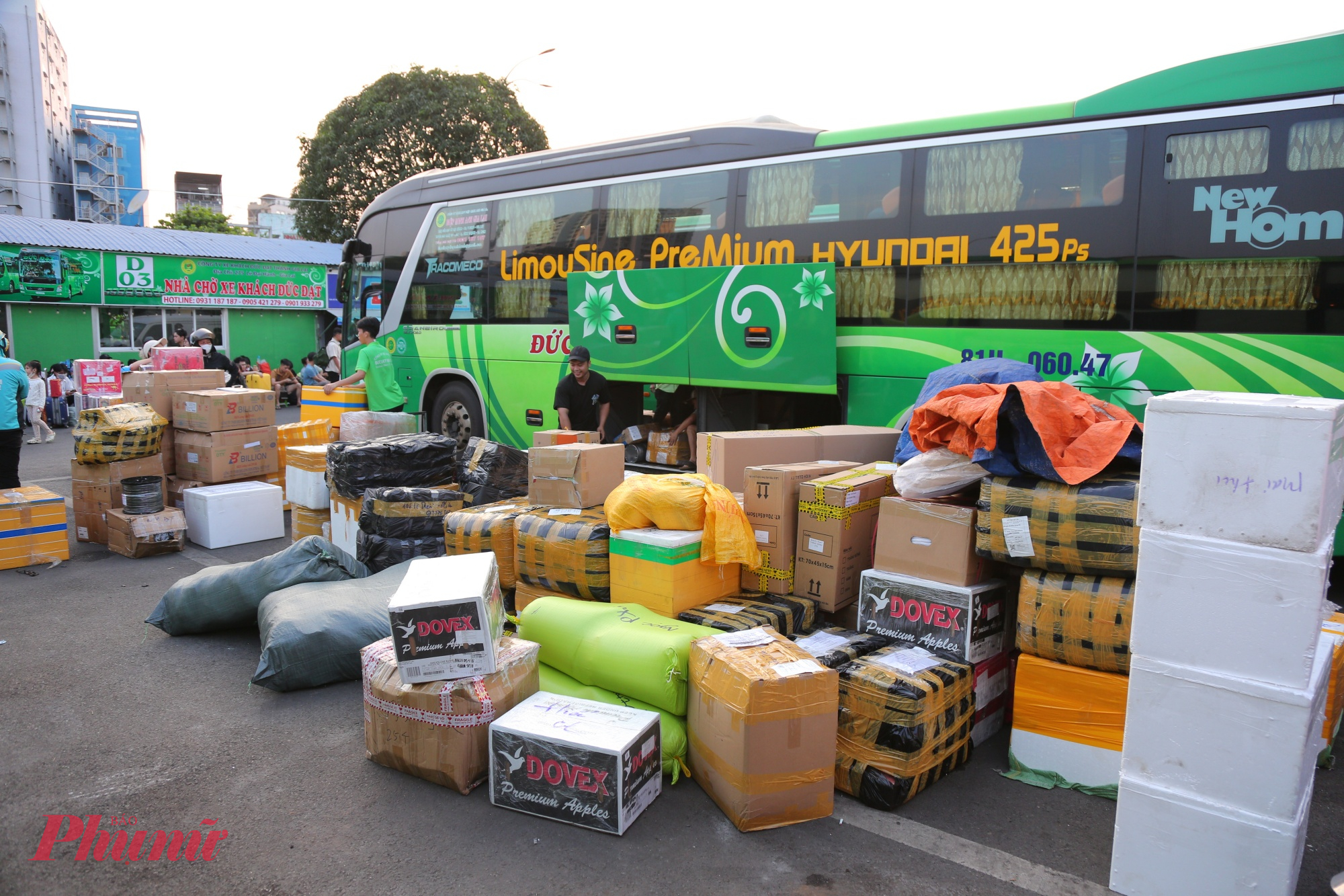 Không chỉ hành khách, mà hàng hóa cũng chật kín. Do lượng hàng hóa bao gồm hành lý theo cùng của khách và ký gửi trong hôm nay đã quá tải nên nhà xe đã tạm ngưng nhận.