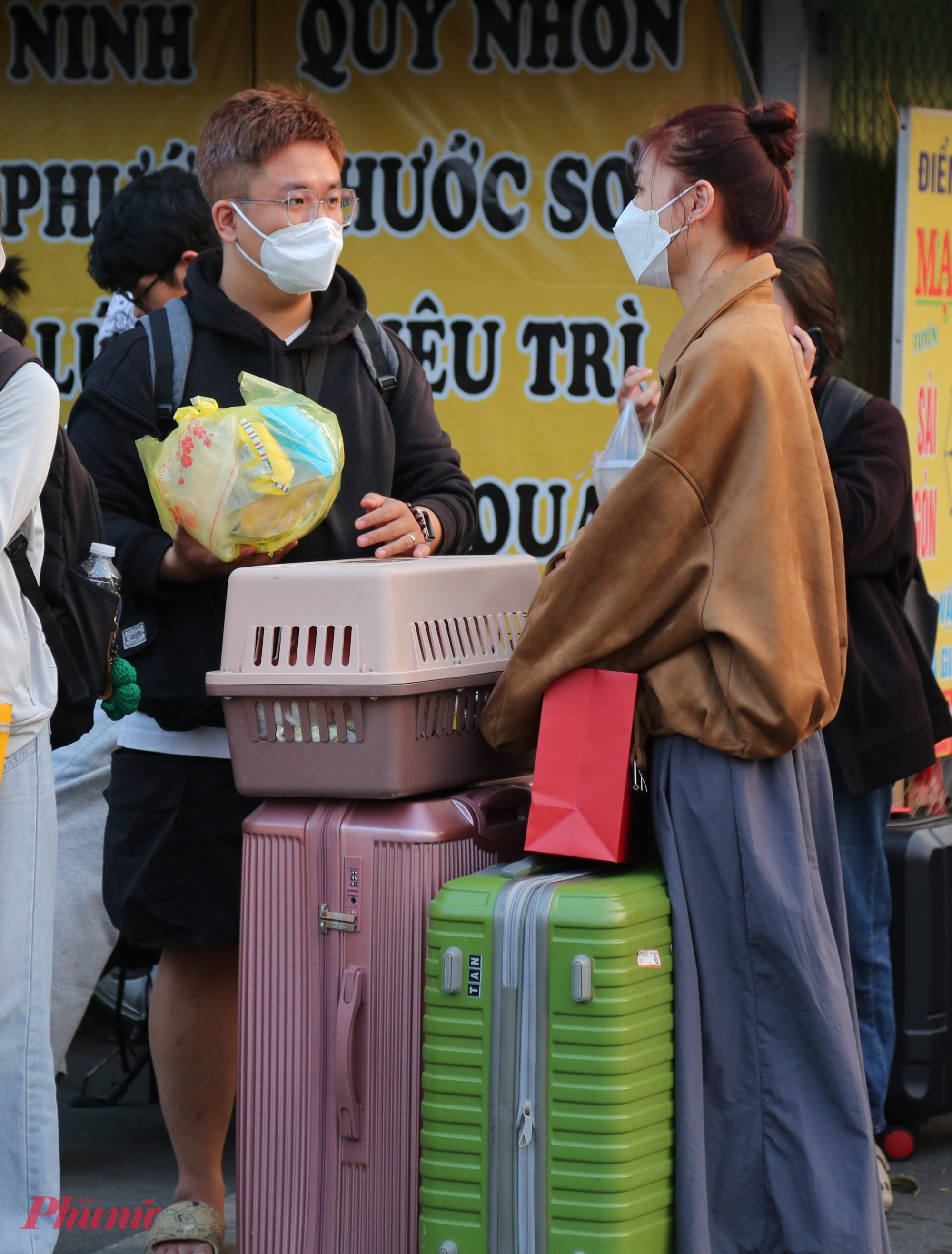 Còn anh Tân (30 tuổi, nhân viên văn phòng, quê Gia Lai) cho biết đã sắp xếp làm việc tại nhà để kịp về quê sớm. “Tôi mang theo thú cưng về ăn Tết cùng gia đình, may mắn nhà xe cho phép và có phụ thu thêm phí. Do lượng người về quê đông nên đường ra bến xe kẹt, tôi mất gần một tiếng di chuyển nhưng vẫn kịp giờ. Về sớm giúp mình có thêm thời gian bên gia đình sau một năm làm việc vất vả”, anh Tân chia sẻ.