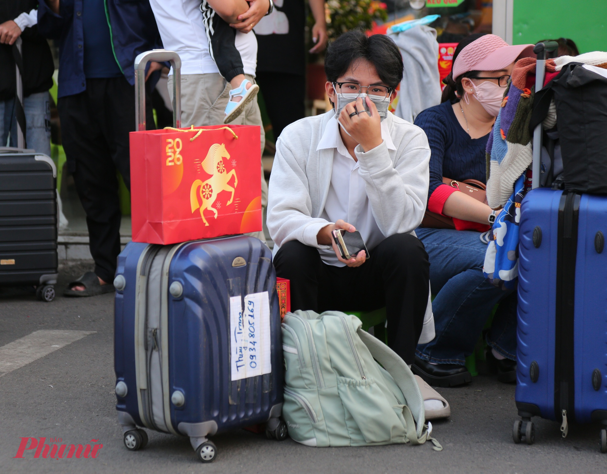 Trong dòng người chờ xe, Trương Minh Quang (sinh viên, quê Gia Lai) chia sẻ đã tranh thủ về quê sớm sau khi hoàn tất việc học. “Em muốn về sớm để có thêm thời gian bên gia đình vì lịch quay lại trường sau Tết cũng khá sớm. Xe xuất bến lúc hơn 18 giờ nên em ra bến trước gần hai tiếng, vậy mà vẫn kẹt xe trên đường. Hôm nay đông hơn em nghĩ, chờ hơi lâu nhưng bến xe rất nhộn nhịp, về sớm cũng đỡ áp lực đi lại hơn”, Quang nói.